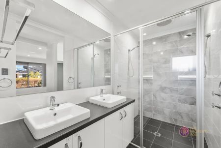 “Modern Comfort and Style in the Heart of Treeby” - Photo 4