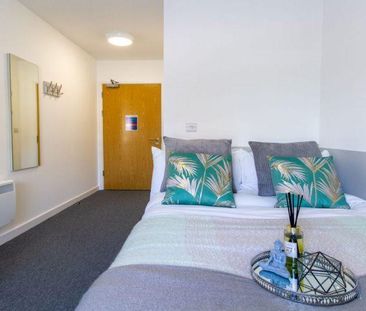 1 bedroom in a flat share to rent - Photo 2