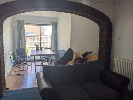 5 bedroom semi-detached house to rent - Photo 2