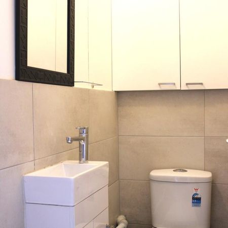 Compact Unit In Quiet Street - Photo 4