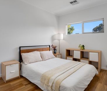 Modern Stylish Two-Storey Residence in Prime Location! - Photo 4