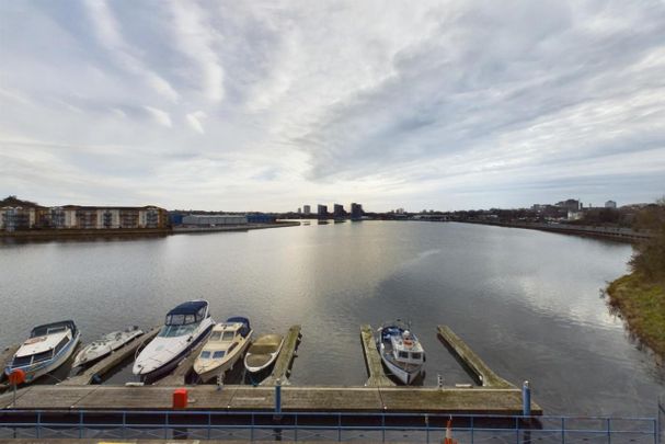 Quay 2000 Horseshoe Bridge, Southampton - Photo 1