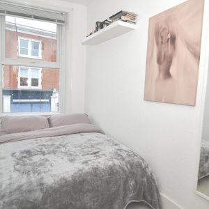 2 bedroom flat in London - Photo 3