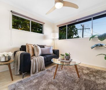 Ample Living Space with a Swimming Pool - Perfect Family Home! - Photo 1