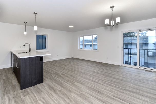 BEAUTIFUL NEW 3 BED TOWNHOME - Photo 1