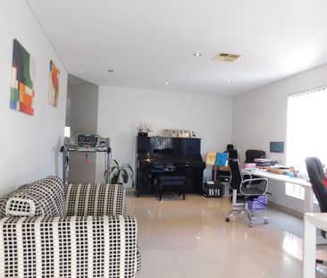Bright Spacious Four (4) Bedrooms Duplex - Peakhurst - Photo 6