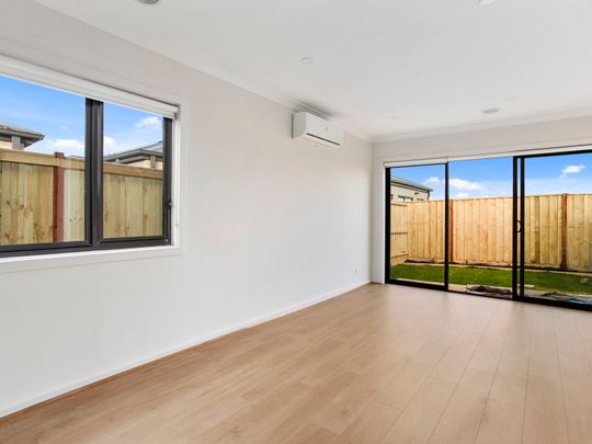 3 BEDROOM FAMILY HOME IN THORNHILL PARK - Photo 1