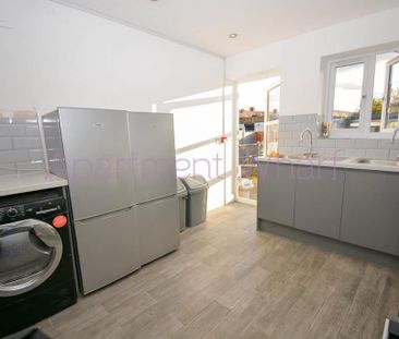 1 bedroom in a flat share to rent - Photo 2