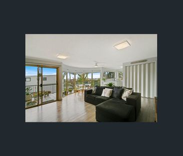 Spacious unit with private rooftop - Photo 2