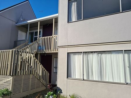 Sunny 2-bedroom unit in Moera, Lower Hutt - Photo 4