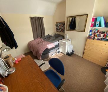 4 bedroom semi-detached house to rent - Photo 2