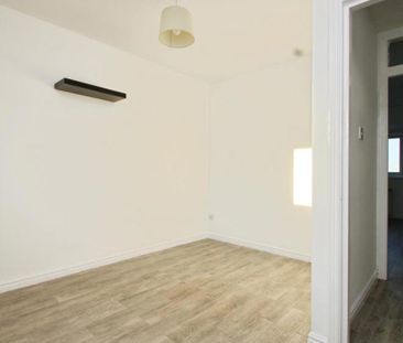 This immaculate one-bedroom flat in Bristol offers modern living wi... - Photo 4