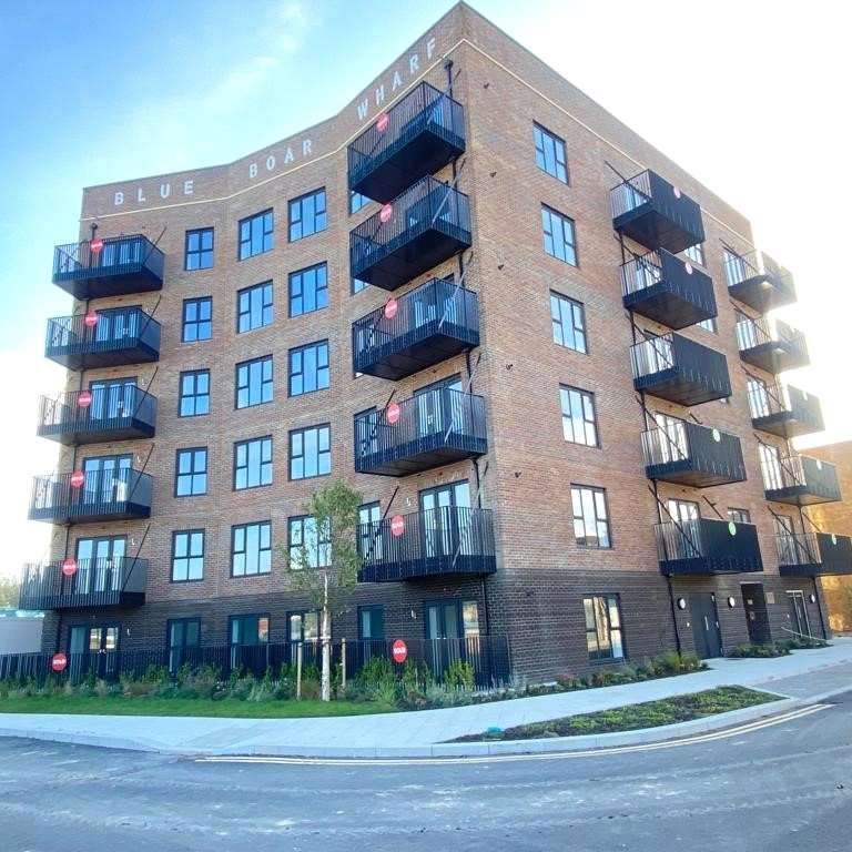 A superbly presented apartment in a striking contemporary development. - Photo 1