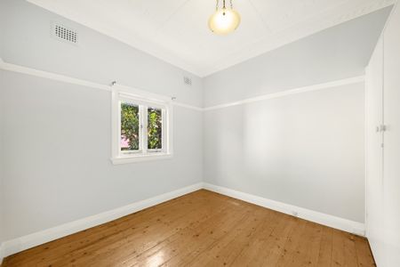 Charming Art Deco Apartment in a Premier Mosman Location - Photo 3