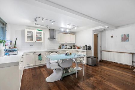 3 bedroom flat to rent - Photo 4