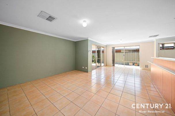 Spacious & Homely 4x2x2 in Quiet Area - Photo 1