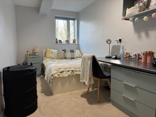 Room 4 & 5 19 Albert Square, NG7 2FH, NOTTINGHAM - Photo 1