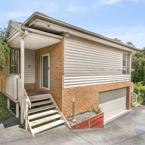 Charming & Spacious Townhouse Retreat – Moments from Shops, Cafés & Scenic Parklands! - Photo 2