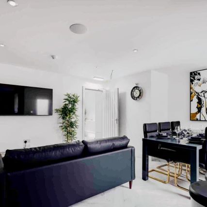6 Beds 5 Baths - Photo 1