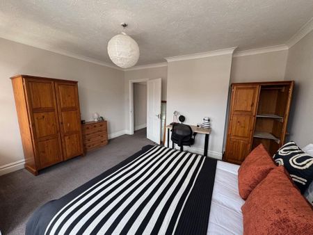 4 bedroom semi-detached house to rent - Photo 3