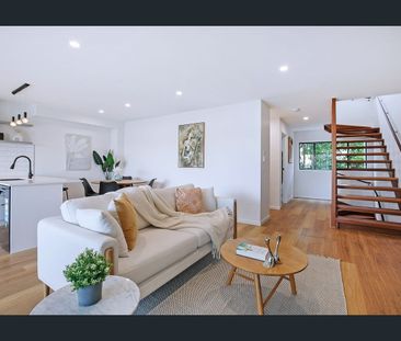 Stylish Townhouse in Prime Carina Heights Location - Photo 2