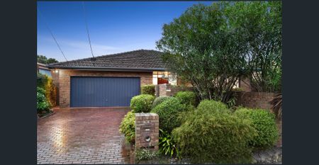 SPACIOUS SINGLE LEVEL FAMILY HOME WITH MULTIPLE LIVING AREAS | Besser+Co - Photo 2