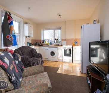 Large three bedroom first floor flat - Photo 1