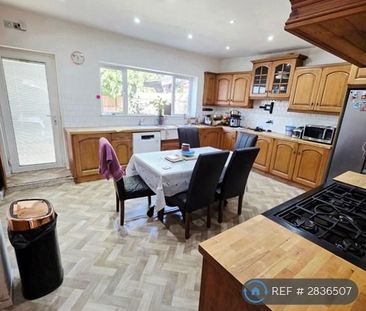 4 bedroom semi-detached house to rent - Photo 5