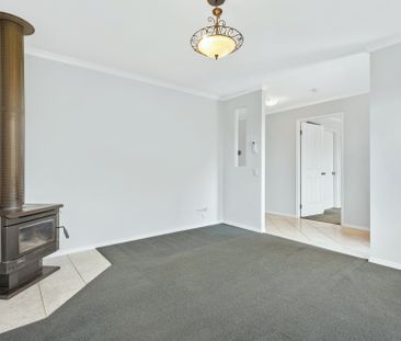 Spacious Six-Bedroom Family Home with Alfresco Entertaining, Close ... - Photo 4