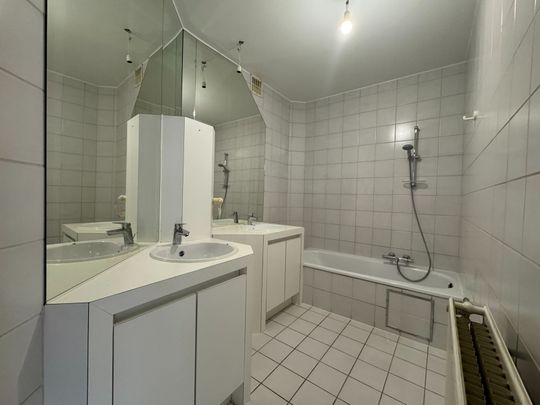 Gelijkvloers appartement met 1 slaapkamer, terras en garagebox - Photo 1