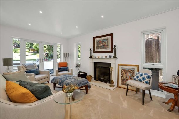 An impressive detached family home set in the heart of Sunningdale. - Photo 1