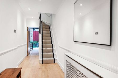 Beautiful 3 bedroom Westminster house arranged over 3 floors and presented in excellent condition throughout, with private patio garden. - Photo 2