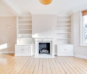 A large four double bedroom family home situated on a prime residen... - Photo 2