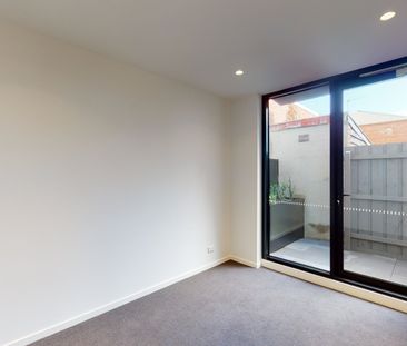 Perfectly positioned and beautifully presented! - Photo 3