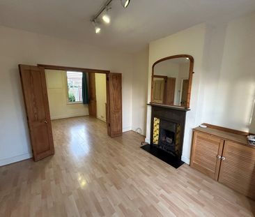 2 Bed Terraced House, Lateward Road, TW8 - Photo 2