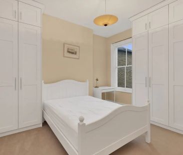 3 bedroom flat in London - Photo 1