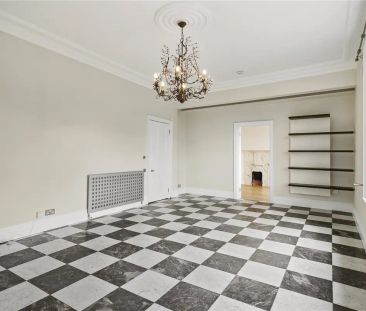 3 bedroom flat in Hampstead - Photo 2