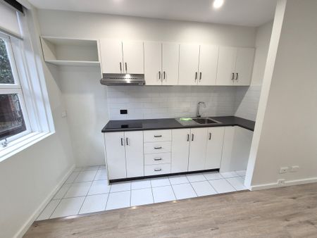 Charming Studio Apartment in Prime Ashfield Location - Photo 5