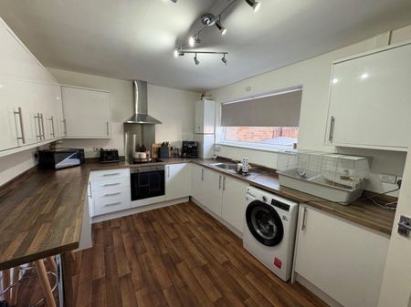 3 bed Town House - To Let - Photo 5