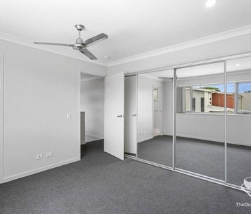 Spacious Townhouse - Photo 2