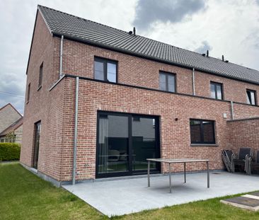 Drie slaapkamer EENGEZINSWONING met garage & tuin - Photo 2