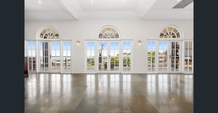 EXECUTIVE FRENCH CHÂTEAU RESIDENCE - Photo 2