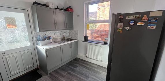 1 bedroom in a house share to rent - Photo 2