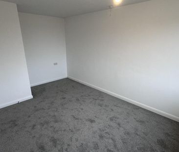 3 bedroom end of terrace house to rent - Photo 3