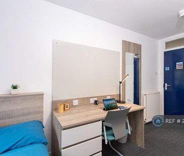 1 bedroom in a flat share to rent - Photo 5
