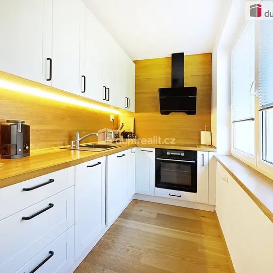 Moderní a zrekonstruovaný byt 3+1 s lodžií v ulici Dykova, Mělník - Фото 1