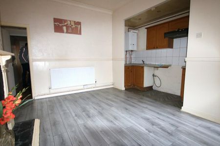2 bedroom ground floor flat to rent - Photo 2