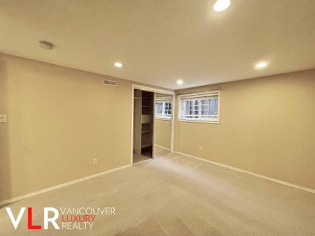 House in North Vancouver, BC - Photo 4