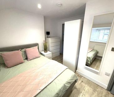 1 bedroom in a house share to rent - Photo 2