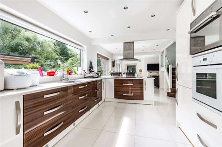 A substantial family home ideally located for the many amenities that Sevenoaks has to offer. - Photo 4